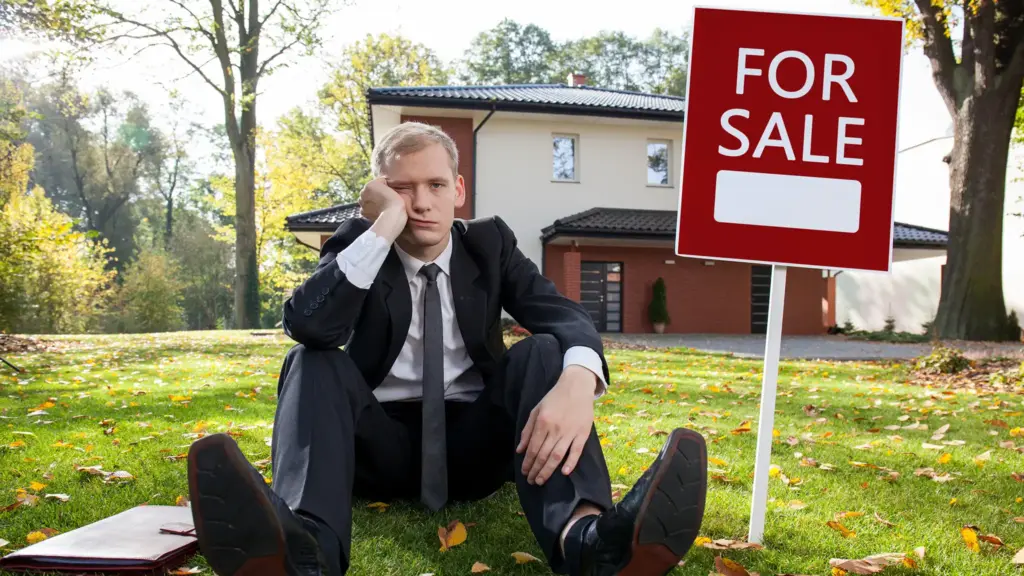 Dom na sprzedaż z tabliczką For Sale w USA